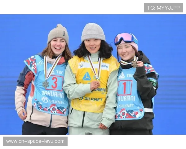 蔡雪桐获单板U型场地世界杯铜牌，中国冰雪多线出击